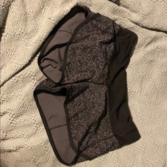 Lululemon black grey lace pattern speed up shorts 2.5" GUC - Picture 1 of 3